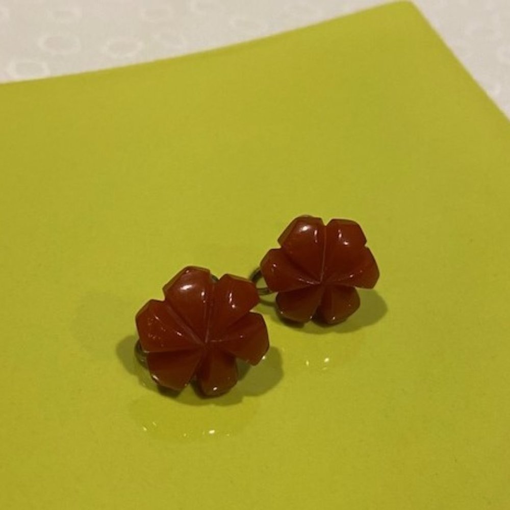 VTG BAKELITE Caramel Flower Carved EARRINGS - Picture 6 of 9